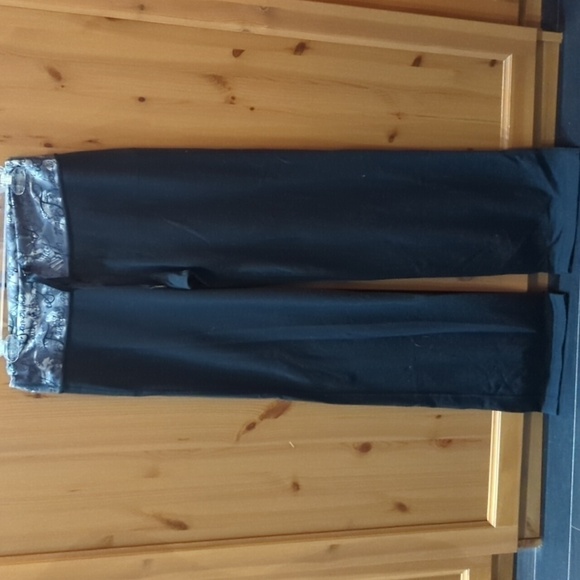 Lululemon Yoga Pants Wide Leg  Size 6 with Manifesto writing on waist - Picture 1 of 4